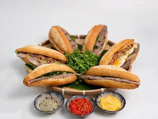 Hàng chục người ở Quảng Ngãi nhập viện, nghi ngộ độc sau khi ăn bánh mì