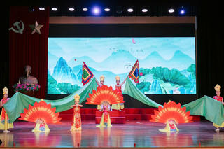 Hơn 200 học sinh tỏa sáng tại chung kết cuộc thi “Thắp sáng những ngôi sao buổi sớm”