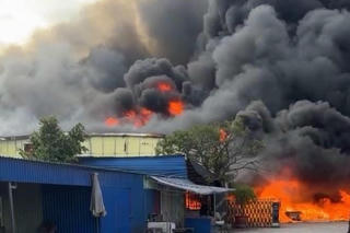 Cháy lớn tại xưởng sản xuất giày da rộng gần 1.000m² ở Hải Phòng