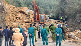 Sạt lở Quốc lộ 6 khi 2 nạn nhân tử vong