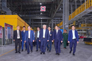 Phó Thủ tướng Thường trực Nguyễn Hòa Bình làm việc tại Tổ hợp Nhà máy VinFast và Cảng Hateco Hải Phòng
