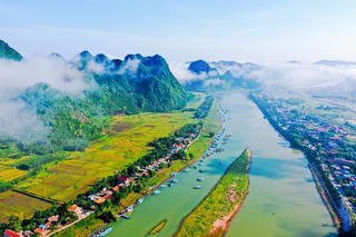 Những “bông hồng thép” trong du lịch mạo hiểm ở Phong Nha