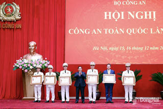 Bí thư Tỉnh ủy Đồng Nai Vũ Hồng Văn được tặng thưởng Huân chương Quân công hạng Ba