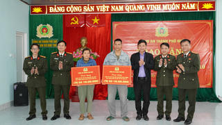 Công an thành phố Huế tích cực hỗ trợ Nhân dân xây dựng nhà ở sau mưa lũ
