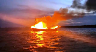 Tàu cá Đà Nẵng bốc cháy và chìm giữa biển Trường Sa, 55 thuyền viên gặp nạn