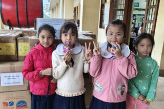 NXB Giáo dục Việt Nam kịp thời trao tặng sách giáo khoa cho học sinh vùng lũ Hòa Thịnh 