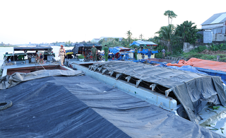 Bắt giữ 7 phương tiện thủy vận chuyển số lượng lớn khoáng sản không hóa đơn chứng từ