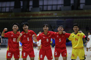 Futsal nữ Việt Nam ăn tết xa quê

