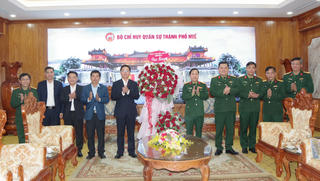 Lãnh đạo TP Huế chúc mừng Lực lượng vũ trang TP Huế nhân dịp 22/12