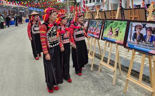 Du khách hào hứng trải nghiệm triển lãm ảnh vẻ đẹp Việt Nam ở Điện Biên