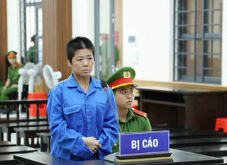 Tạt cồn đốt nhà hàng xóm, người phụ nữ bị tuyên 9 năm tù