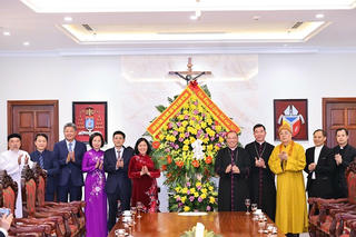 Chủ tịch Uỷ ban Trung ương MTTQ Việt Nam Bùi Thị Minh Hoài thăm, chúc mừng Lễ Giáng sinh