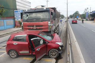 Ô tô con biến dạng sau va chạm với xe ben trên Quốc lộ 1