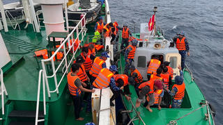 Cảnh sát biển vùng 2 bàn giao 52 thuyền viên tàu cá Đà Nẵng bị chìm cho Quân chủng Hải Quân