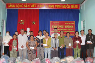 Báo Pháp luật Việt Nam trao quà hỗ trợ người dân vùng bão lũ Đắk Lắk, Gia Lai