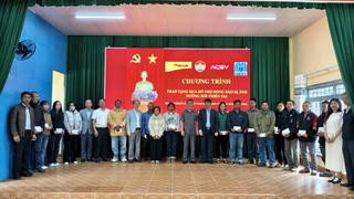 Báo Pháp luật Việt Nam hỗ trợ người dân vùng mưa lũ Lâm Đồng sửa chữa nhà 