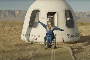 Người ngồi xe lăn đầu tiên bay vào không gian