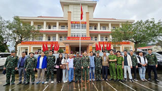  Ban Chỉ huy Phòng thủ khu vực 4 thăm hỏi nhân dân và chiến sĩ đang giúp dân khắc phục hậu quả thiên tai