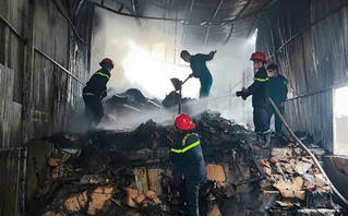 Điểm tin Pháp luật 22/12: Cháy nhà lúc rạng sáng ở Đà Lạt, 4 người được giải cứu an toàn