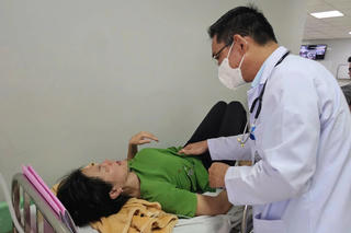 Bộ Y tế 'vào cuộc' vụ hàng chục người nhập viện sau khi ăn bánh mì ở TP HCM