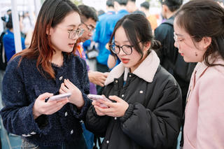 Sinh viên chủ động 'chọn việc' tại Ngày hội tuyển dụng và Tư vấn thực tập năm 2025