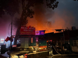 Cháy lớn lúc rạng sáng tại Chợ Xanh (Hà Nội)