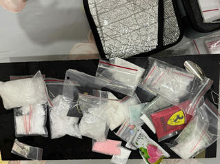 Khởi tố 3 đối tượng vụ ném va li chứa 2,7 kg ma túy vào nhà nguyên bí thư xã