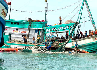 Kịp thời cứu nạn 13 ngư dân trên tàu cá bị chìm gần đảo Hòn Chuối (Cà Mau)