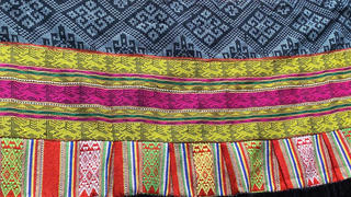 Cạp váy Mường - Vũ trụ sắc màu trong sự im lặng của đen và trắng