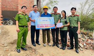 Nghĩa tình quân dân “sưởi ấm” bà con vùng lũ Ngô Mây