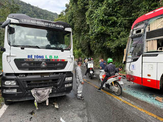 Thót tim hai phụ nữ nhảy qua 'cửa tử' khi va chạm với xe đầu kéo mất phanh