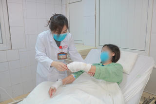 Nổ bồn cầu do hóa chất mua trên mạng, người phụ nữ nhập viện cấp cứu