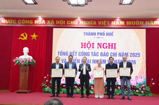 Văn phòng đại diện Báo Pháp luật Việt Nam tại Đà Nẵng nhận Giấy khen của Ban Tuyên giáo và Dân vận Thành ủy Huế