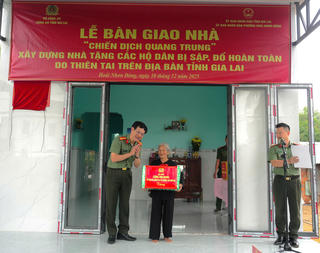 Công an Gia Lai bàn giao nhà cho hộ dân bị thiệt hại do bão số 13 