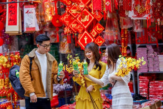 Người trẻ học cách gác lo âu để đón Tết nhẹ lòng hơn