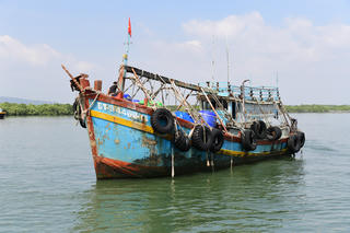 Tạm giữ tàu cá vận chuyển khoảng 20.000 lít dầu DO không rõ nguồn gốc Tạm giữ tàu cá vận chuyển khoảng 20.000 lít dầu DO không rõ nguồn gốc