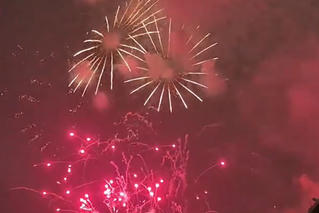 Biển người hân hoan xuống phố, vỡ òa cảm xúc khoảnh khắc chuyển giao sang năm mới 2026
