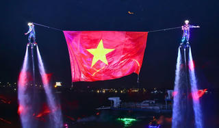 Bùng nổ ‘vũ điệu nước’ trên sông Đồng Nai, hàng nghìn người đổ về xem đêm flyboard chào năm mới