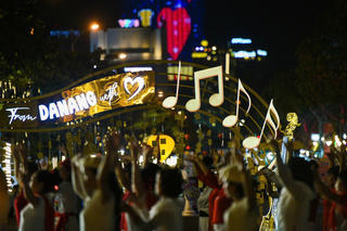 Đà Nẵng, Quảng Ngãi rộn ràng chào năm mới 2026