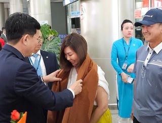 Lãnh đạo Lâm Đồng đón, tặng quà du khách “xông đất” năm 2026