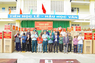 Sư đoàn 372 tặng quà giúp đỡ nhân dân vùng lũ nhân dịp năm mới 2026