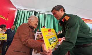 Quân khu 5 bàn giao 175 căn nhà cho người dân vùng lũ trong 'Chiến dịch Quang Trung'