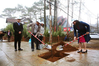 IEC Quảng Ngãi trao 100 triệu đồng cho Quỹ “Ươm mầm xanh Măng Đen”