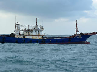 Quảng Ngãi: Kiểm tra tàu cá Trung Quốc trôi dạt, mắc cạn trên bờ biển Vạn Tường