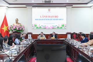 Bộ trưởng Nguyễn Hải Ninh nghe báo cáo về một số dự án luật