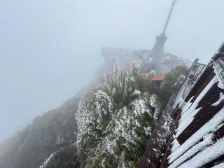 Nhiệt độ xuống âm 3 độ, băng tuyết phủ trắng Fansipan