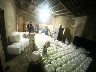 Lào Cai: Phát hiện, tạm giữ số lượng lớn rượu không rõ nguồn gốc