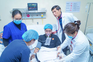 Cháy nhà trong ngõ ở Hà Nội, 15 người phải nhập viện cấp cứu