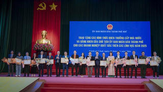 HueWACO được Chủ tịch UBND TP Huế tặng Bằng khen do có thành tích xuất sắc trong sản xuất, kinh doanh