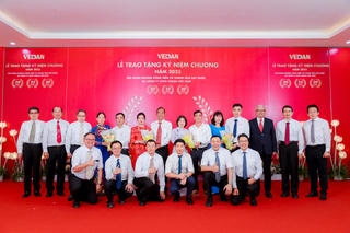 Vedan Việt Nam trao kỷ niệm chương tri ân nhân viên gắn bó 20-25-30 năm